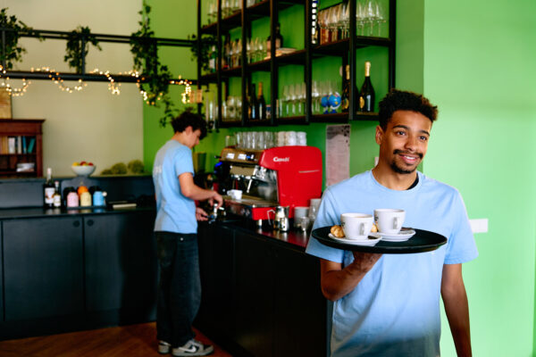 Twee studenten van de horecaopleiding werken in de Brasserie