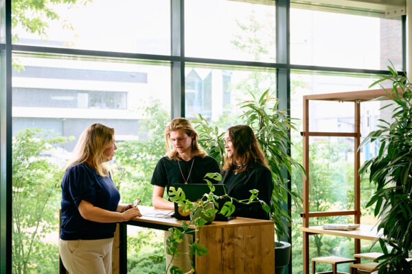 Studenten toerisme oefenen aan de reserveringsbalie
