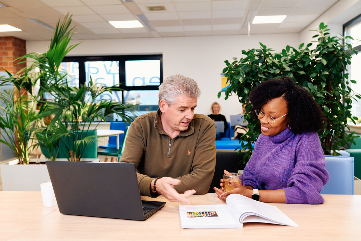 Twee experts overleggen samen over het onderwijs