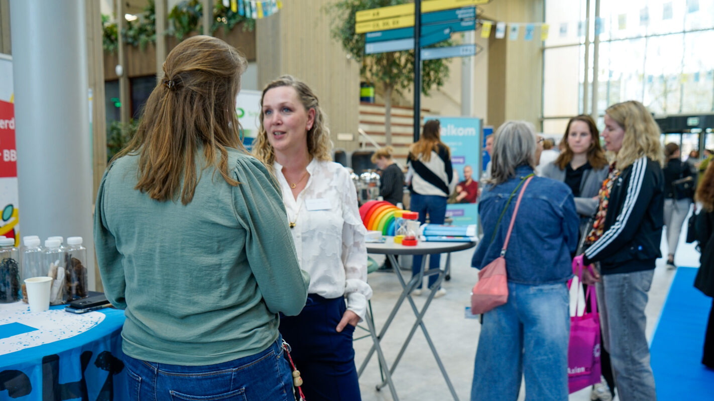Bezoekers in de centrale hal tijdens WerkOntdekAvond van 8 april